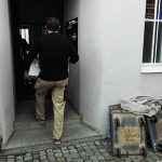 Mann trägt Möbel in Gebäude bei Firmenumzug München